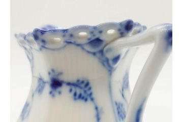 デンマーク　ROYAL COPENHAGEN(ロイヤルコペンハーゲン)　ブルーフルーテッド　フルレース　細部までこだわりを感じるデザインが美しいクリーマー(ミルクポット、ミルクジャー、洋食器)(R-075913)