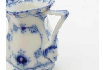 デンマーク　ROYAL COPENHAGEN(ロイヤルコペンハーゲン)　ブルーフルーテッド　フルレース　細部までこだわりを感じるデザインが美しいクリーマー(ミルクポット、ミルクジャー、洋食器)(R-075913)