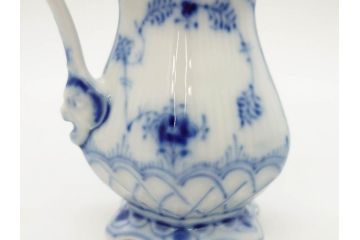 デンマーク　ROYAL COPENHAGEN(ロイヤルコペンハーゲン)　ブルーフルーテッド　フルレース　細部までこだわりを感じるデザインが美しいクリーマー(ミルクポット、ミルクジャー、洋食器)(R-075913)