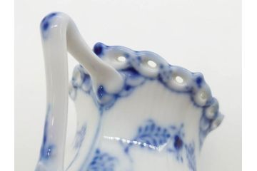 デンマーク　ROYAL COPENHAGEN(ロイヤルコペンハーゲン)　ブルーフルーテッド　フルレース　細部までこだわりを感じるデザインが美しいクリーマー(ミルクポット、ミルクジャー、洋食器)(R-075913)