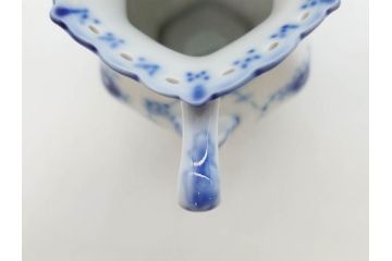 デンマーク　ROYAL COPENHAGEN(ロイヤルコペンハーゲン)　ブルーフルーテッド　フルレース　細部までこだわりを感じるデザインが美しいクリーマー(ミルクポット、ミルクジャー、洋食器)(R-075913)