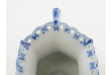 デンマーク　ROYAL COPENHAGEN(ロイヤルコペンハーゲン)　ブルーフルーテッド　フルレース　細部までこだわりを感じるデザインが美しいクリーマー(ミルクポット、ミルクジャー、洋食器)(R-075913)