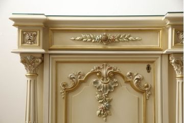 中古　美品　イタリア　SILIK(シリック)　特大　ロココ調　豪華な装飾で存在感たっぷりのサイドボード(サイドキャビネット、戸棚、収納棚)(定価約250万円)(R-075915)
