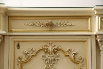 中古　美品　イタリア　SILIK(シリック)　特大　ロココ調　豪華な装飾で存在感たっぷりのサイドボード(サイドキャビネット、戸棚、収納棚)(定価約250万円)(R-075915)