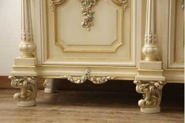 中古　美品　イタリア　SILIK(シリック)　特大　ロココ調　豪華な装飾で存在感たっぷりのサイドボード(サイドキャビネット、戸棚、収納棚)(定価約250万円)(R-075915)