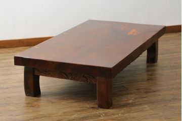 和製ビンテージ　松材一枚板　こだわりのあるデザインが目を惹く彫刻と象嵌入りの座卓(ローテーブル、センターテーブル、リビングテーブル、ヴィンテージ)(R-075917)