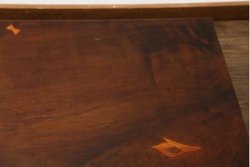 和製ビンテージ　松材一枚板　こだわりのあるデザインが目を惹く彫刻と象嵌入りの座卓(ローテーブル、センターテーブル、リビングテーブル、ヴィンテージ)(R-075917)