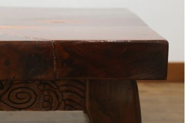 和製ビンテージ　松材一枚板　こだわりのあるデザインが目を惹く彫刻と象嵌入りの座卓(ローテーブル、センターテーブル、リビングテーブル、ヴィンテージ)(R-075917)