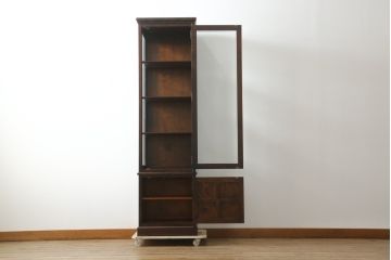 中古　北海道民芸家具　#154　三方ガラス飾り棚　シックな佇まいが魅力の縦型キャビネット(飾り棚、ガラスケース、ショーケース、コレクションケース、キュリオケース、収納棚、戸棚)(R-075918)