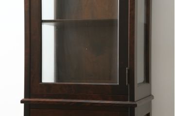 中古　北海道民芸家具　#154　三方ガラス飾り棚　シックな佇まいが魅力の縦型キャビネット(飾り棚、ガラスケース、ショーケース、コレクションケース、キュリオケース、収納棚、戸棚)(R-075918)
