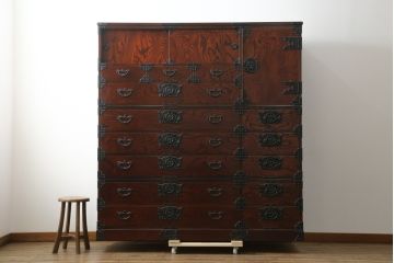 中古　岩谷堂箪笥　美しい杢目が目を惹く堂々とした佇まいの三段重ね箪笥(収納箪笥、衣装箪笥、和箪笥)(定価約150万円)(R-075919)