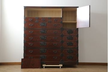 中古　岩谷堂箪笥　美しい杢目が目を惹く堂々とした佇まいの三段重ね箪笥(収納箪笥、衣装箪笥、和箪笥)(定価約150万円)(R-075919)