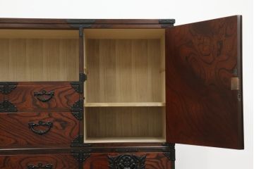 中古　岩谷堂箪笥　美しい杢目が目を惹く堂々とした佇まいの三段重ね箪笥(収納箪笥、衣装箪笥、和箪笥)(定価約150万円)(R-075919)