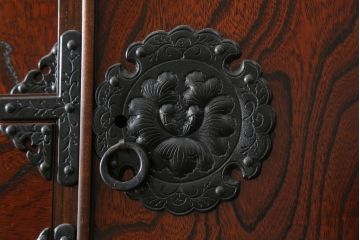 中古　岩谷堂箪笥　美しい杢目が目を惹く堂々とした佇まいの三段重ね箪笥(収納箪笥、衣装箪笥、和箪笥)(定価約150万円)(R-075919)