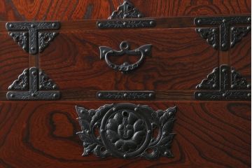 中古　岩谷堂箪笥　美しい杢目が目を惹く堂々とした佇まいの三段重ね箪笥(収納箪笥、衣装箪笥、和箪笥)(定価約150万円)(R-075919)