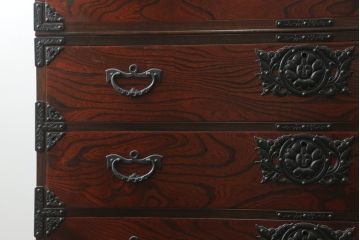 中古　岩谷堂箪笥　美しい杢目が目を惹く堂々とした佇まいの三段重ね箪笥(収納箪笥、衣装箪笥、和箪笥)(定価約150万円)(R-075919)