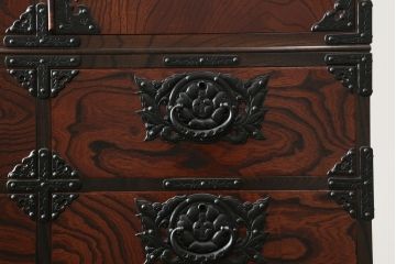 中古　岩谷堂箪笥　美しい杢目が目を惹く堂々とした佇まいの三段重ね箪笥(収納箪笥、衣装箪笥、和箪笥)(定価約150万円)(R-075919)