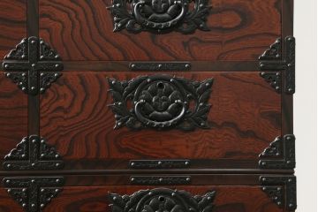 中古　岩谷堂箪笥　美しい杢目が目を惹く堂々とした佇まいの三段重ね箪笥(収納箪笥、衣装箪笥、和箪笥)(定価約150万円)(R-075919)