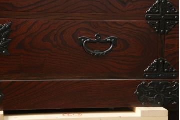 中古　岩谷堂箪笥　美しい杢目が目を惹く堂々とした佇まいの三段重ね箪笥(収納箪笥、衣装箪笥、和箪笥)(定価約150万円)(R-075919)