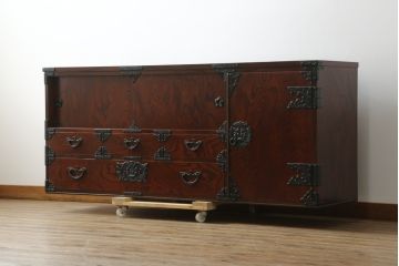 中古　岩谷堂箪笥　脚(台輪)付きリメイク　美しい杢目が目を惹くテレビ台(サイドボード、リビングボード、テレビボード、収納棚、戸棚、収納箪笥、引き出し)(R-075920)