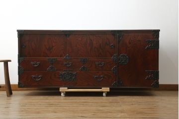 中古　岩谷堂箪笥　脚(台輪)付きリメイク　美しい杢目が目を惹くテレビ台(サイドボード、リビングボード、テレビボード、収納棚、戸棚、収納箪笥、引き出し)(R-075920)