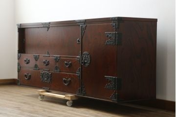 中古　岩谷堂箪笥　脚(台輪)付きリメイク　美しい杢目が目を惹くテレビ台(サイドボード、リビングボード、テレビボード、収納棚、戸棚、収納箪笥、引き出し)(R-075920)