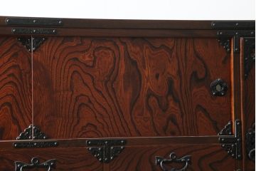 中古　岩谷堂箪笥　脚(台輪)付きリメイク　美しい杢目が目を惹くテレビ台(サイドボード、リビングボード、テレビボード、収納棚、戸棚、収納箪笥、引き出し)(R-075920)