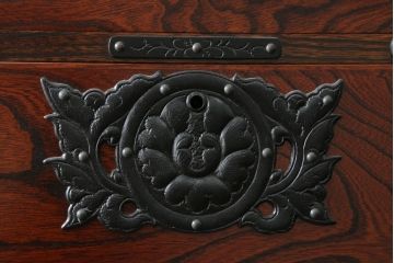 中古　岩谷堂箪笥　脚(台輪)付きリメイク　美しい杢目が目を惹くテレビ台(サイドボード、リビングボード、テレビボード、収納棚、戸棚、収納箪笥、引き出し)(R-075920)