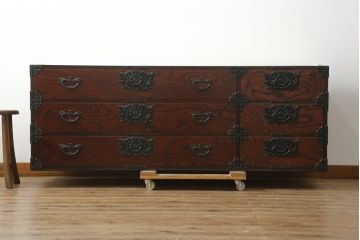 中古　岩谷堂箪笥　天板付きリメイク　脚(台輪)付きリメイク　美しい杢目が目を惹くローチェスト(ローボード、サイドボード、テレビ台、テレビボード、収納箪笥、衣装箪笥、引き出し)(R-075921)