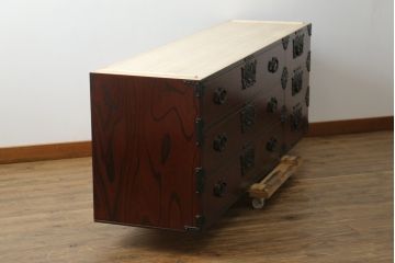 中古　岩谷堂箪笥　天板付きリメイク　脚(台輪)付きリメイク　美しい杢目が目を惹くローチェスト(ローボード、サイドボード、テレビ台、テレビボード、収納箪笥、衣装箪笥、引き出し)(R-075921)