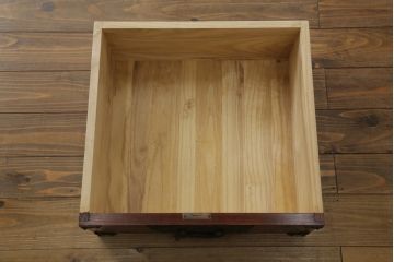 中古　岩谷堂箪笥　天板付きリメイク　脚(台輪)付きリメイク　美しい杢目が目を惹くローチェスト(ローボード、サイドボード、テレビ台、テレビボード、収納箪笥、衣装箪笥、引き出し)(R-075921)