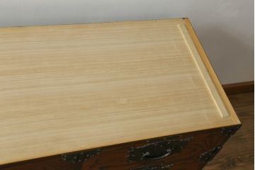 中古　岩谷堂箪笥　天板付きリメイク　脚(台輪)付きリメイク　美しい杢目が目を惹くローチェスト(ローボード、サイドボード、テレビ台、テレビボード、収納箪笥、衣装箪笥、引き出し)(R-075921)