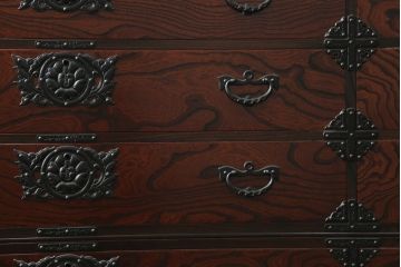 中古　岩谷堂箪笥　天板付きリメイク　脚(台輪)付きリメイク　美しい杢目が目を惹くローチェスト(ローボード、サイドボード、テレビ台、テレビボード、収納箪笥、衣装箪笥、引き出し)(R-075921)