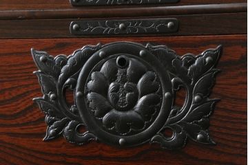 中古　岩谷堂箪笥　天板付きリメイク　脚(台輪)付きリメイク　美しい杢目が目を惹くローチェスト(ローボード、サイドボード、テレビ台、テレビボード、収納箪笥、衣装箪笥、引き出し)(R-075921)