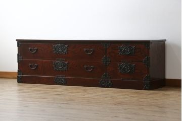 中古　岩谷堂箪笥　天板付きリメイク　美しい杢目が目を惹くローチェスト(ローボード、サイドボード、テレビ台、テレビボード、収納箪笥、衣装箪笥、引き出し)(R-075922)