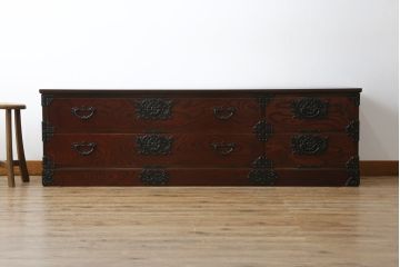 中古　岩谷堂箪笥　天板付きリメイク　美しい杢目が目を惹くローチェスト(ローボード、サイドボード、テレビ台、テレビボード、収納箪笥、衣装箪笥、引き出し)(R-075922)