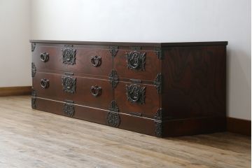 中古　岩谷堂箪笥　天板付きリメイク　美しい杢目が目を惹くローチェスト(ローボード、サイドボード、テレビ台、テレビボード、収納箪笥、衣装箪笥、引き出し)(R-075922)