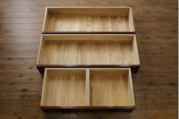 中古　岩谷堂箪笥　天板付きリメイク　美しい杢目が目を惹くローチェスト(ローボード、サイドボード、テレビ台、テレビボード、収納箪笥、衣装箪笥、引き出し)(R-075922)