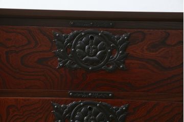 中古　岩谷堂箪笥　天板付きリメイク　美しい杢目が目を惹くローチェスト(ローボード、サイドボード、テレビ台、テレビボード、収納箪笥、衣装箪笥、引き出し)(R-075922)