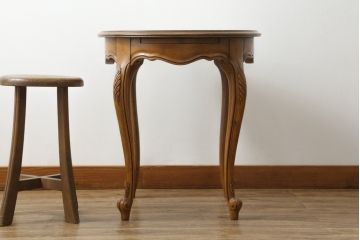 中古　DREXEL HERITAGE(ドレクセルヘリテイジ)　CHERBOURG(シェルブール)　猫脚のデザインがお洒落な格納テーブル付きサイドテーブル(コーヒーテーブル、ナイトテーブル、花台、飾り台)(R-075923)