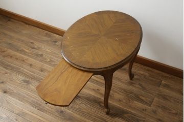 中古　DREXEL HERITAGE(ドレクセルヘリテイジ)　CHERBOURG(シェルブール)　猫脚のデザインがお洒落な格納テーブル付きサイドテーブル(コーヒーテーブル、ナイトテーブル、花台、飾り台)(R-075923)