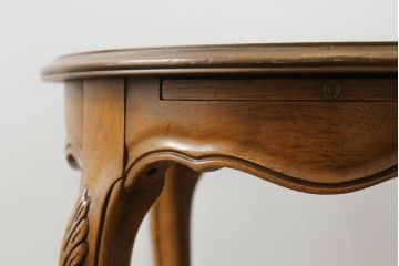 中古　DREXEL HERITAGE(ドレクセルヘリテイジ)　CHERBOURG(シェルブール)　猫脚のデザインがお洒落な格納テーブル付きサイドテーブル(コーヒーテーブル、ナイトテーブル、花台、飾り台)(R-075923)