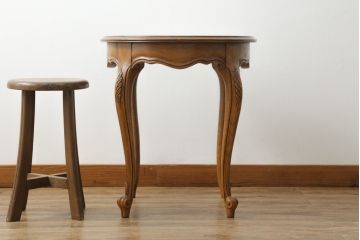 中古　DREXEL HERITAGE(ドレクセルヘリテイジ)　CHERBOURG(シェルブール)　猫脚のデザインがお洒落な格納テーブル付きサイドテーブル(コーヒーテーブル、ナイトテーブル、花台、飾り台)(R-075923)