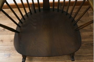 イギリスビンテージ　美品　レア品!!　ERCOL(アーコール)　Chairmakers Chair(チェアメーカーズチェア)　柔らかな曲線が身体を包み込むロッキングチェア(アームチェア、揺り椅子、イス、椅子、英国、ヴィンテージ)(R-075924)