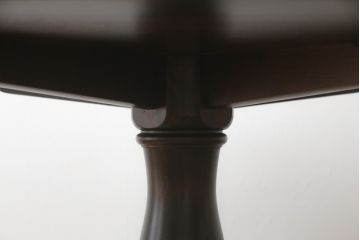 中古　美品　北海道民芸家具　HM4721　樺材　上品でクラシカルな雰囲気を醸し出す丸テーブル(ラウンドテーブル、ダイニングテーブル、2人掛け、4人掛け、食卓)(R-075927)