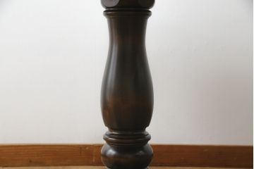 中古　美品　北海道民芸家具　HM4721　樺材　上品でクラシカルな雰囲気を醸し出す丸テーブル(ラウンドテーブル、ダイニングテーブル、2人掛け、4人掛け、食卓)(R-075927)