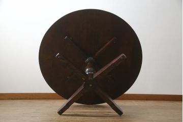 中古　美品　北海道民芸家具　HM4721　樺材　上品でクラシカルな雰囲気を醸し出す丸テーブル(ラウンドテーブル、ダイニングテーブル、2人掛け、4人掛け、食卓)(R-075927)