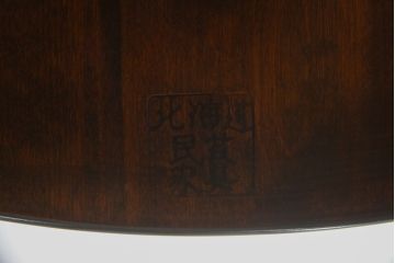 中古　美品　北海道民芸家具　HM4721　樺材　上品でクラシカルな雰囲気を醸し出す丸テーブル(ラウンドテーブル、ダイニングテーブル、2人掛け、4人掛け、食卓)(R-075927)