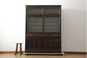 中古　美品　北海道民芸家具　美しい木肌とシックな佇まいが魅力的な重ね戸棚(収納棚、食器棚、飾り棚、キャビネット)(定価約55万円)(R-075928)