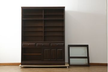 中古　美品　北海道民芸家具　美しい木肌とシックな佇まいが魅力的な重ね戸棚(収納棚、食器棚、飾り棚、キャビネット)(定価約55万円)(R-075928)